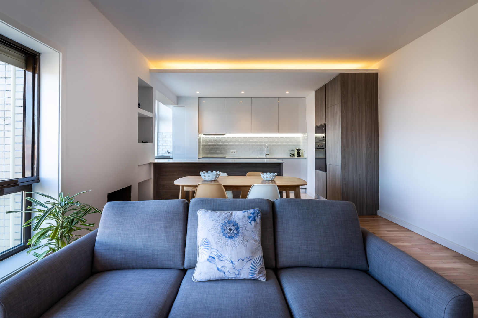 Incrível remodelação de apartamento T2 no centro do Porto, MOBEC MOBEC Moderne Wohnzimmer