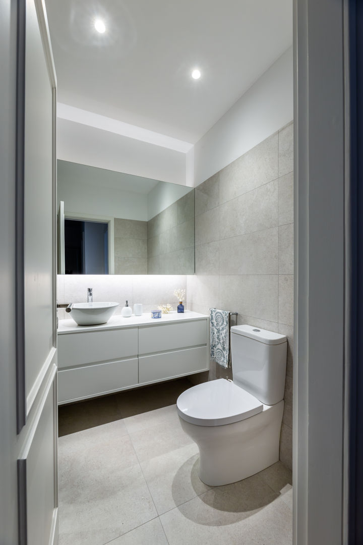 Incrível remodelação de apartamento T2 no centro do Porto, MOBEC MOBEC Ванная комната в стиле модерн