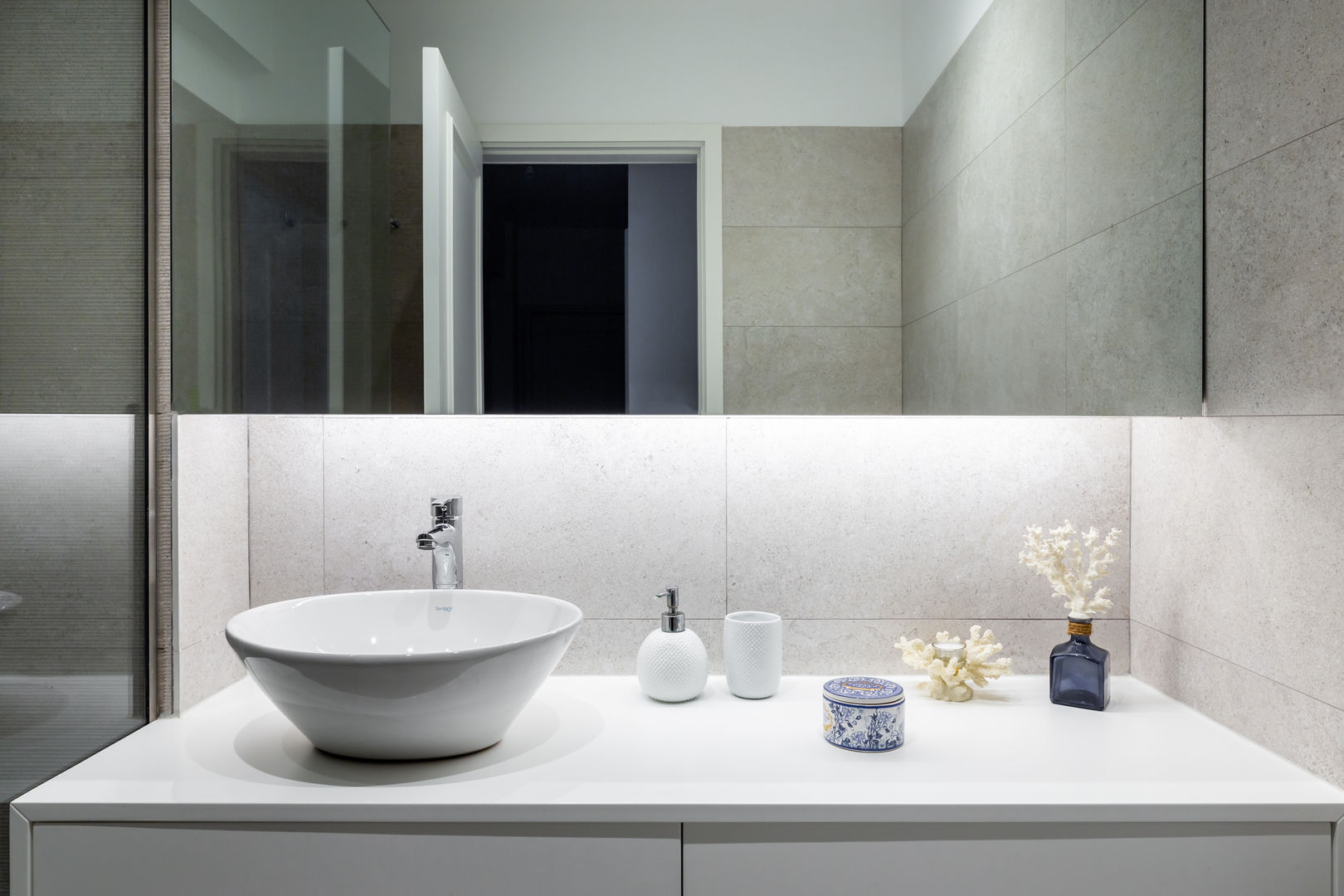 Incrível remodelação de apartamento T2 no centro do Porto, MOBEC MOBEC Modern Bathroom