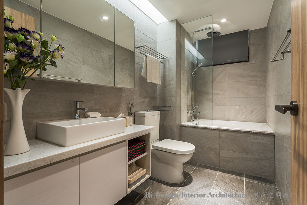 客用浴室 Hi+Design/Interior.Architecture. 寰邑空間設計 Modern style bathrooms Tiles