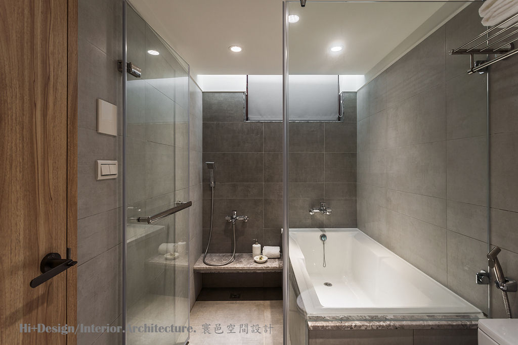 男孩房浴室 Hi+Design/Interior.Architecture. 寰邑空間設計 Modern style bathrooms Tiles