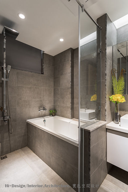 主臥房浴室 Hi+Design/Interior.Architecture. 寰邑空間設計 Modern style bathrooms Tiles