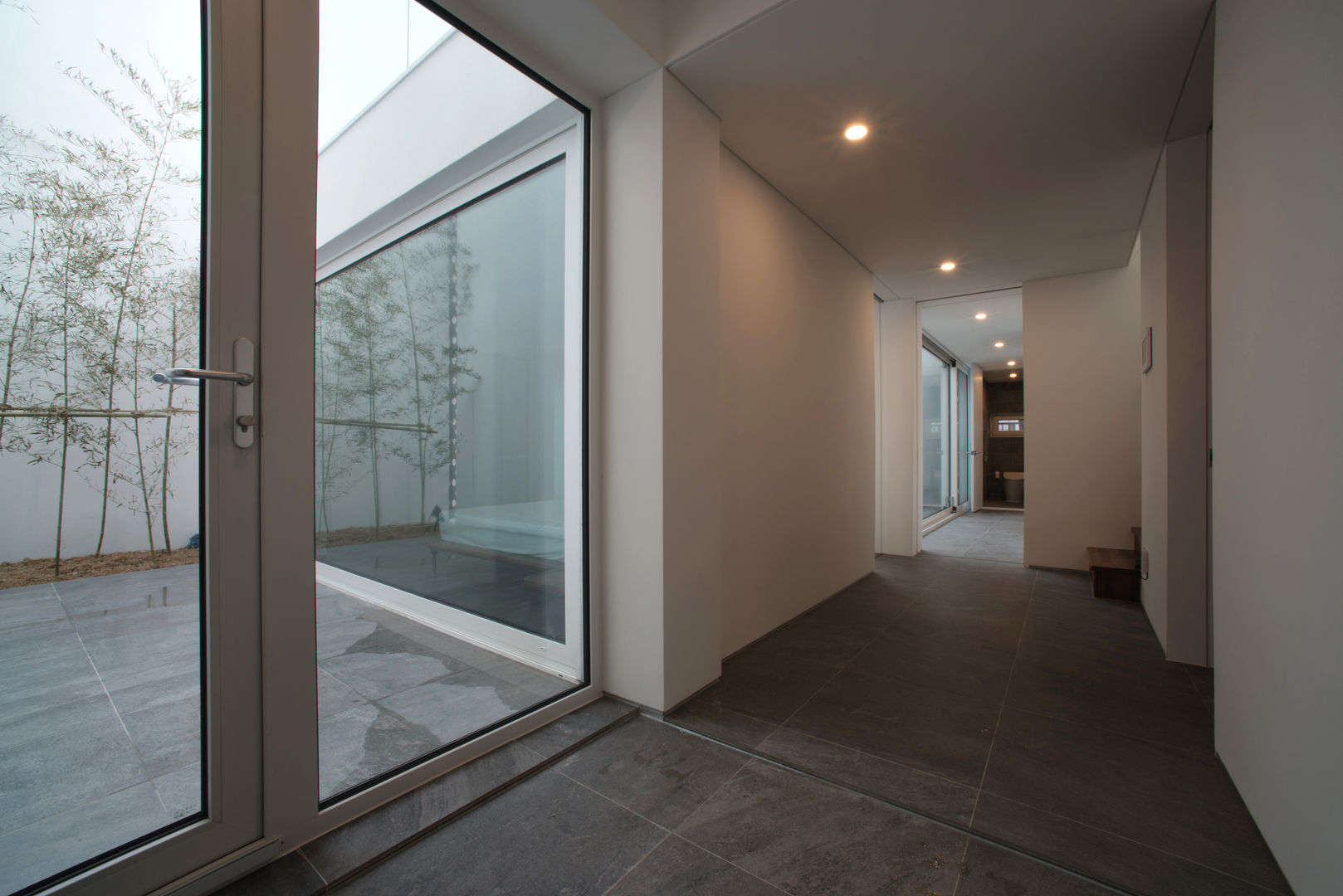 White Cube, ARCHIRIE ARCHIRIE Modern corridor, hallway & stairs