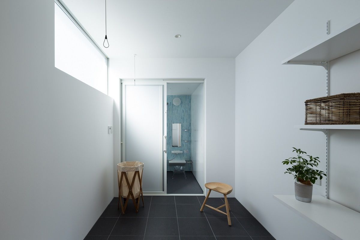 silver, e do design 一級建築士事務所 e do design 一級建築士事務所 Modern bathroom Tiles