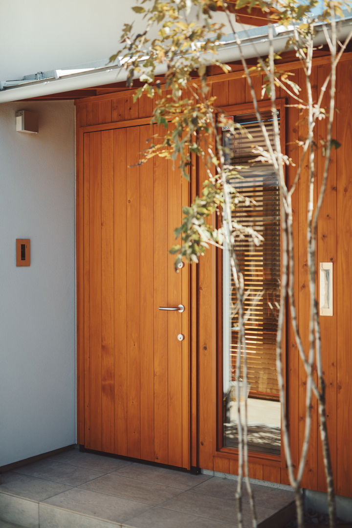 倉のある家, 稲山貴則 建築設計事務所 稲山貴則 建築設計事務所 Front doors Wood Wood effect