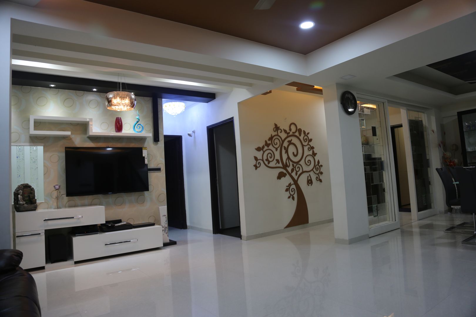 Swanky 3BHK Pent house, Vdezin Interiors Vdezin Interiors Living room TV stands & cabinets