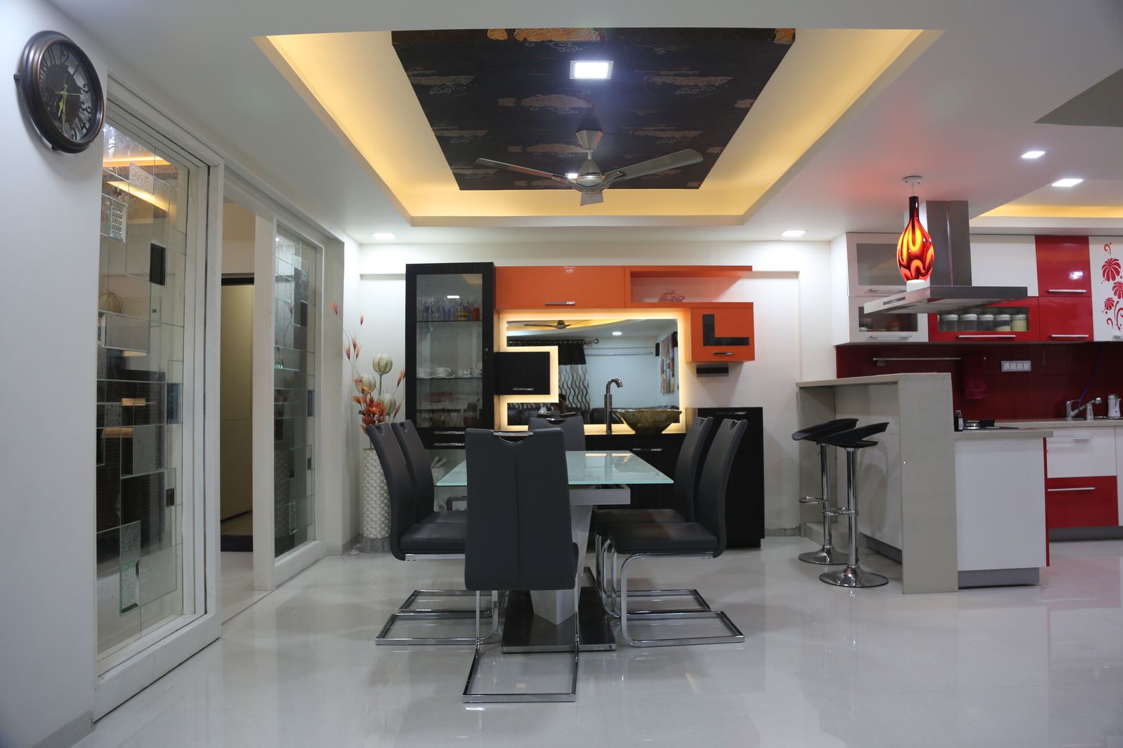 Swanky 3BHK Pent house, Vdezin Interiors Vdezin Interiors Modern dining room Crockery & glassware