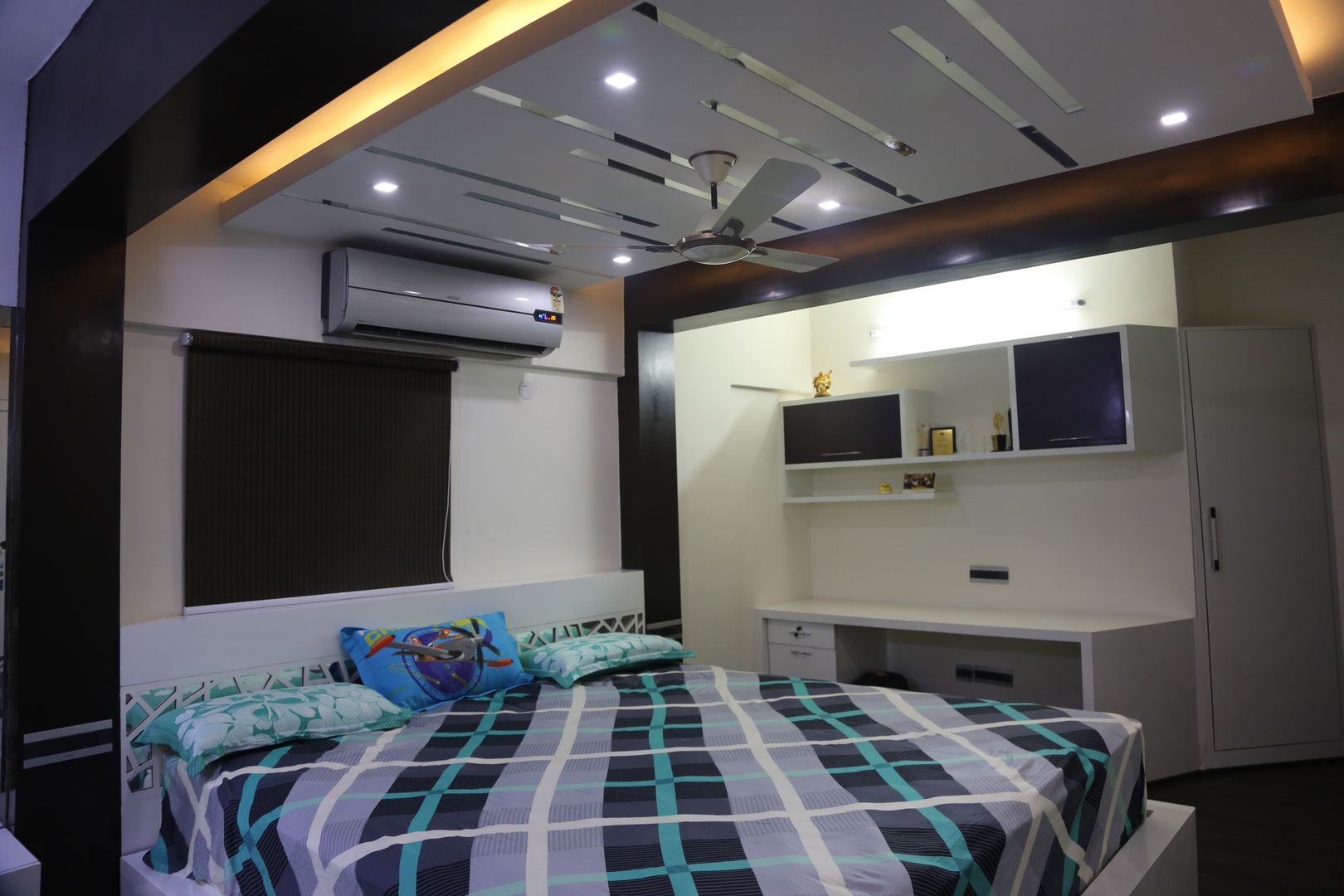 Swanky 3BHK Pent house, Vdezin Interiors Vdezin Interiors Bedroom Beds & headboards