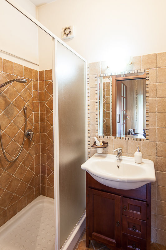 Un appartamento per famiglie, LRC Architettura e Design LRC Architettura e Design Classic style bathrooms
