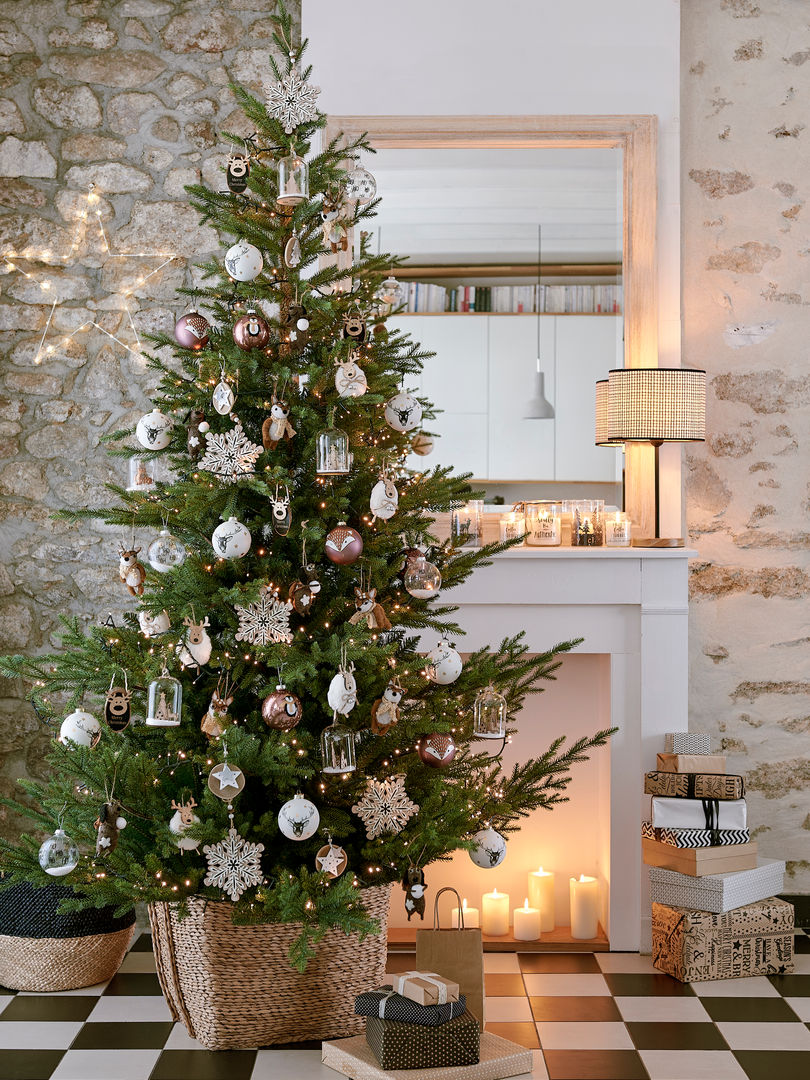 Árbol de Navidad decorado con bolas y otros adornos de la colección Authentic homify Salones clásicos Accesorios y decoración