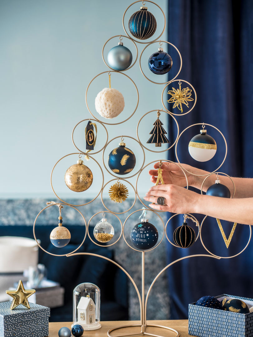 Árbol decorativo con bolas y adornos de la colección Deep Blue homify Salones de estilo clásico arbol de navidad,decoración navideña,objetos decoración,decoración casa,estilo nordico,Accesorios y decoración