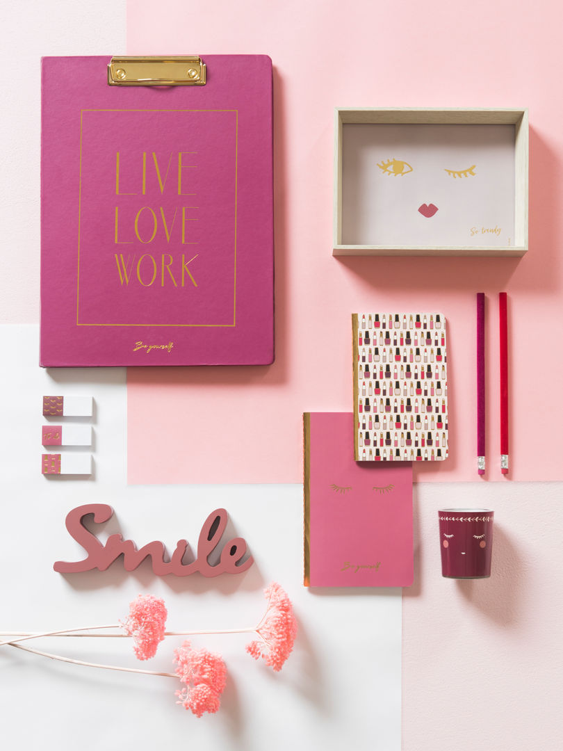 Ve la vida de color de rosa con la tendencia Miss Bloom homify Dormitorios de estilo clásico Papel Accesorios y decoración