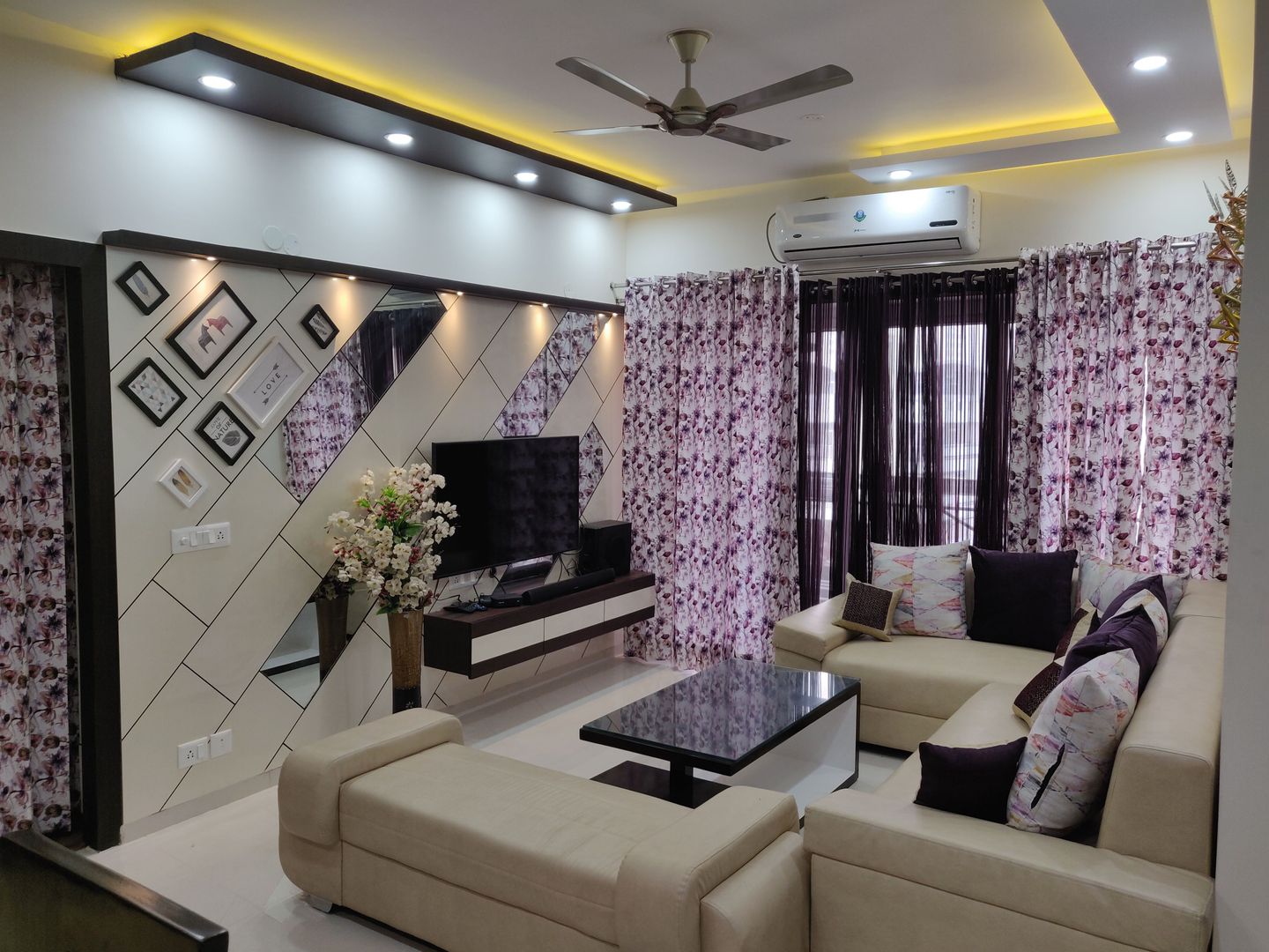 3 BHK flat at Indrapurum, Ghaziabad, Design Kreations Design Kreations ห้องนั่งเล่น แผ่น MDF