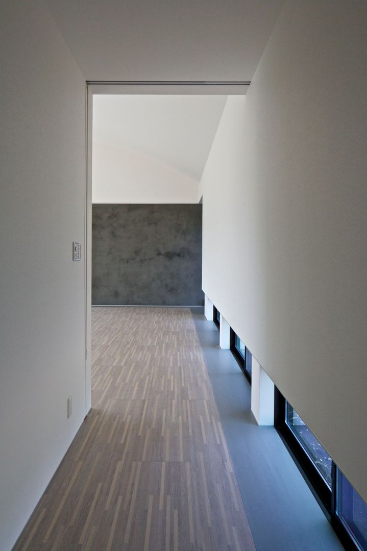 活動を育む器としての建築／木造トラス梁による大空間リビングルームのある3世代住宅, JWA，Jun Watanabe & Associates JWA，Jun Watanabe & Associates Modern corridor, hallway & stairs لکڑی Wood effect