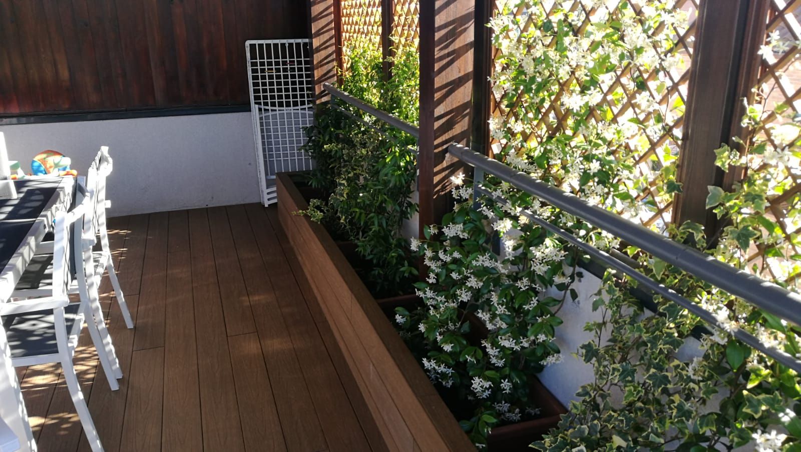 Rehabilitación de terraza en una casa de Madrid, La Patioteca La Patioteca Vườn phong cách hiện đại