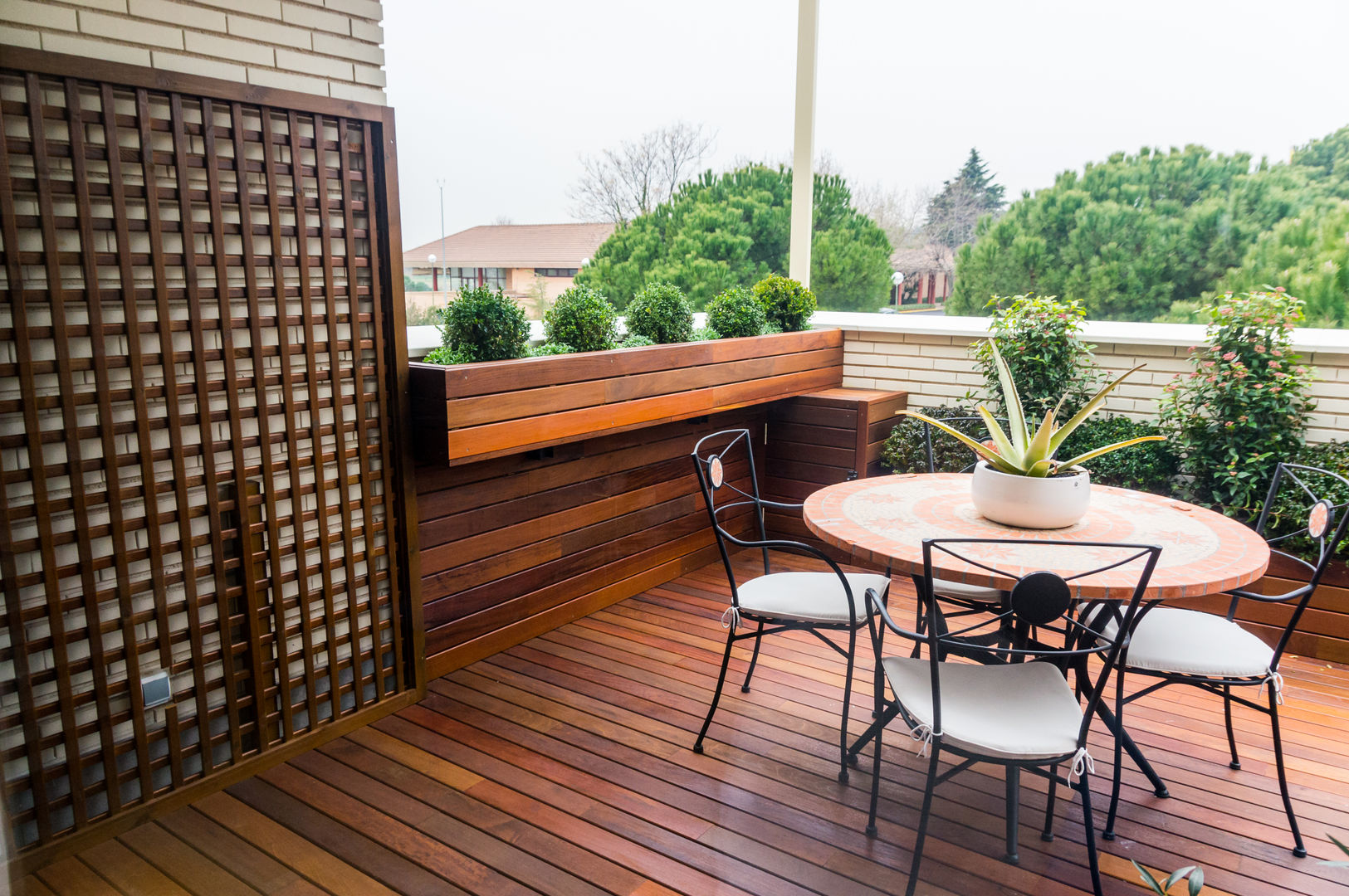 Jardinera colgante de madera La Patioteca Balcones y terrazas modernos Madera Acabado en madera