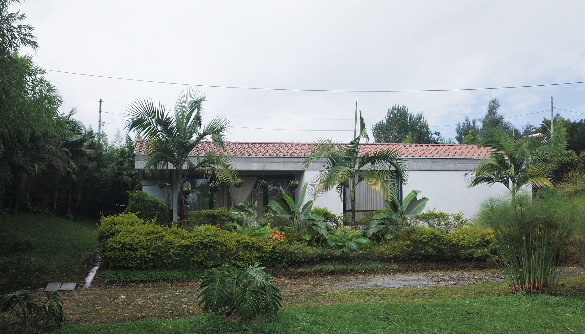 Casa de patio. Andrés Hincapíe Arquitectos, Hincapie Idarraga Estudio Hincapie Idarraga Estudio 別荘 コンクリート