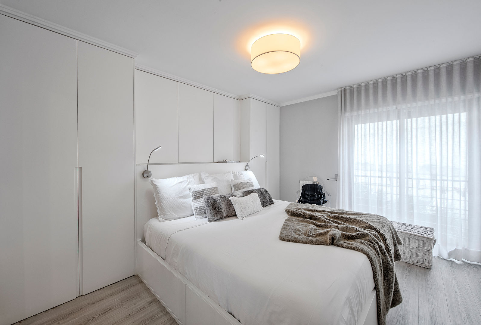 Remodelação total em Apartamento no Estoril, ARQ1to1 - Arquitectura, Interiores e Decoração ARQ1to1 - Arquitectura, Interiores e Decoração Dormitorios de estilo moderno Clósets y cómodas