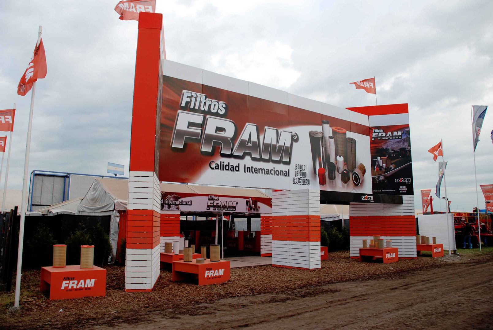 Diseño de stands para eventos de campo, Faerman Stands y Asoc S.R.L. - Arquitectos - Rosario Faerman Stands y Asoc S.R.L. - Arquitectos - Rosario Espaços comerciais de madeira e plástico Centros de exposições