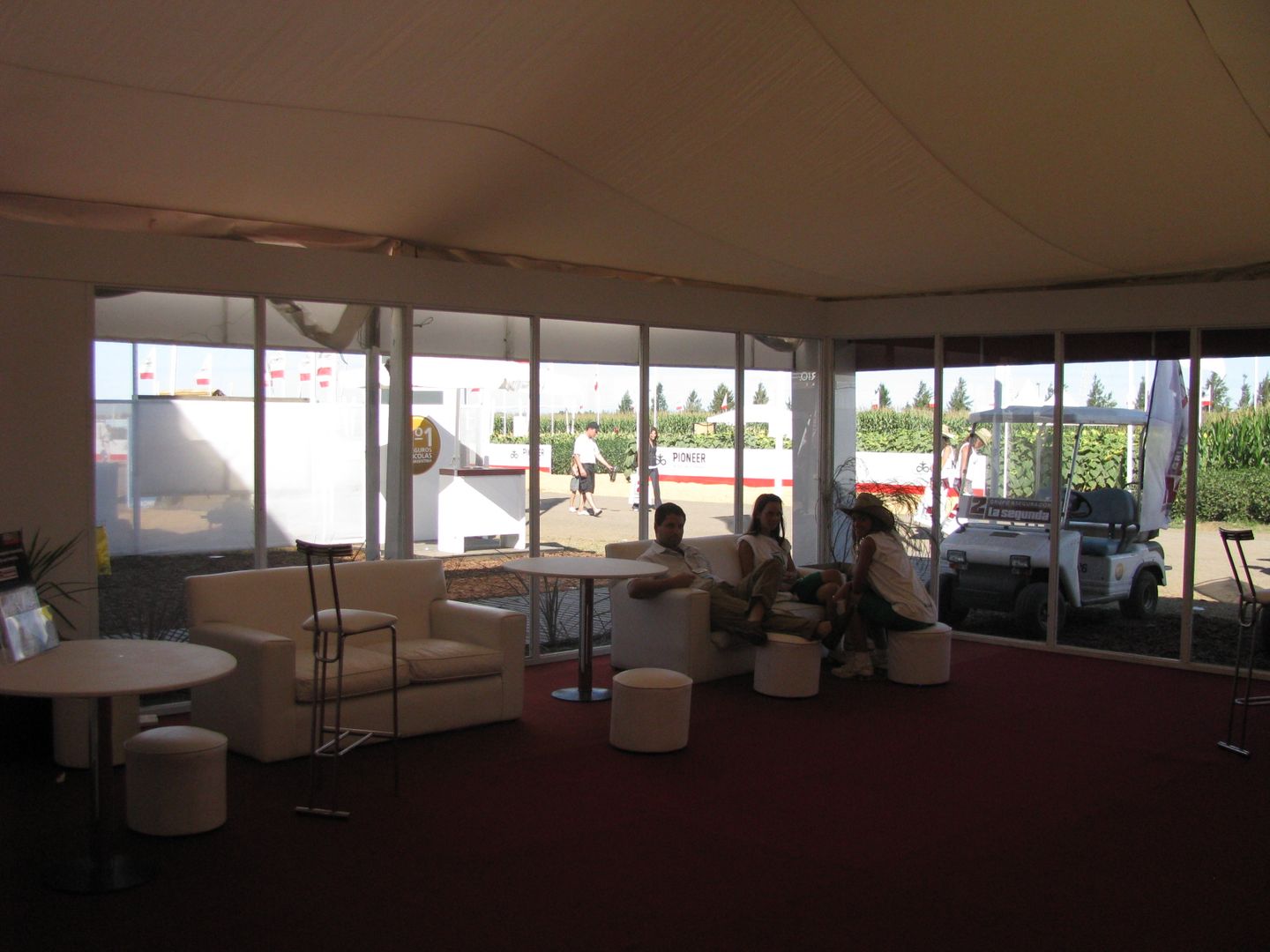 Interior de carpa con área de descanso Faerman Stands y Asoc S.R.L. - Arquitectos - Rosario Espacios comerciales Compuestos de madera y plástico Centros de exhibiciones