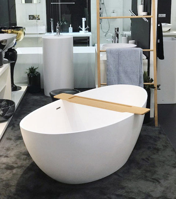 Badeloft Showrooms, Badeloft - Badewannen und Waschbecken aus Mineralguss und Marmor Badeloft - Badewannen und Waschbecken aus Mineralguss und Marmor Modern style bathrooms Bathtubs & showers