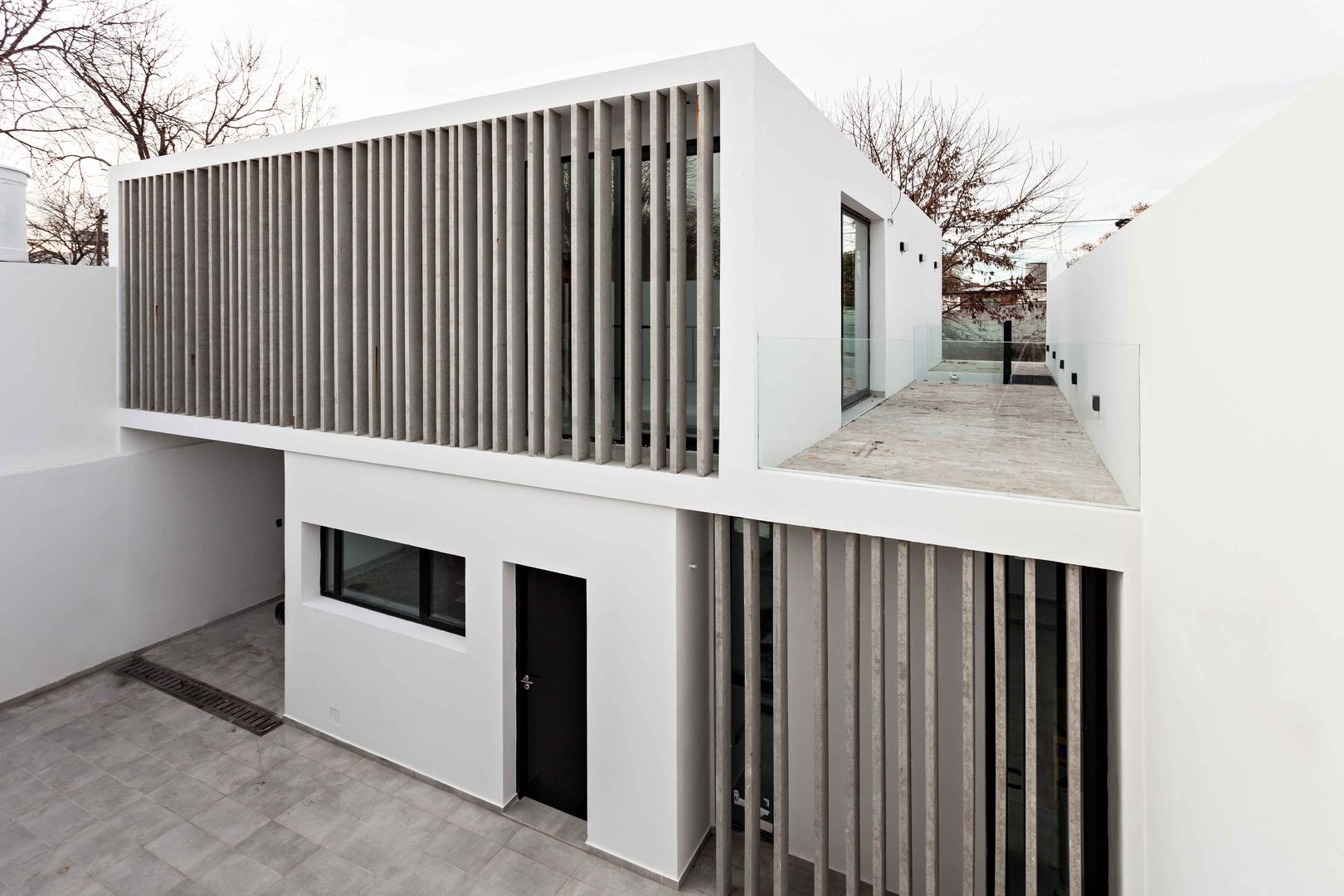 Diseño y Constucción de Casa Bazan en La Plata por SMF Arquitectos, SMF Arquitectos / Juan Martín Flores, Enrique Speroni, Gabriel Martinez SMF Arquitectos / Juan Martín Flores, Enrique Speroni, Gabriel Martinez منزل عائلي صغير