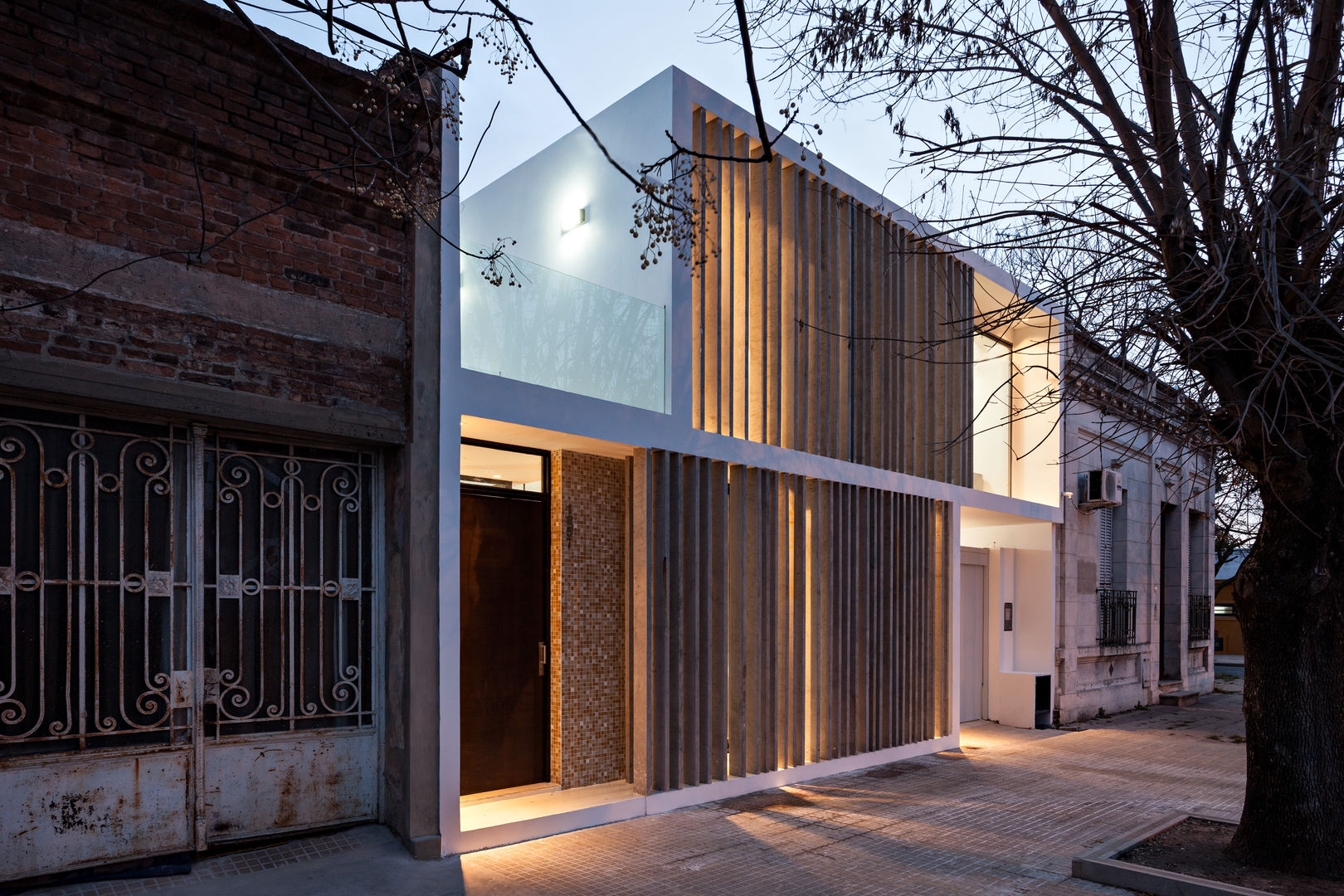 Diseño y Constucción de Casa Bazan en La Plata por SMF Arquitectos, SMF Arquitectos / Juan Martín Flores, Enrique Speroni, Gabriel Martinez SMF Arquitectos / Juan Martín Flores, Enrique Speroni, Gabriel Martinez 일세대용 주택