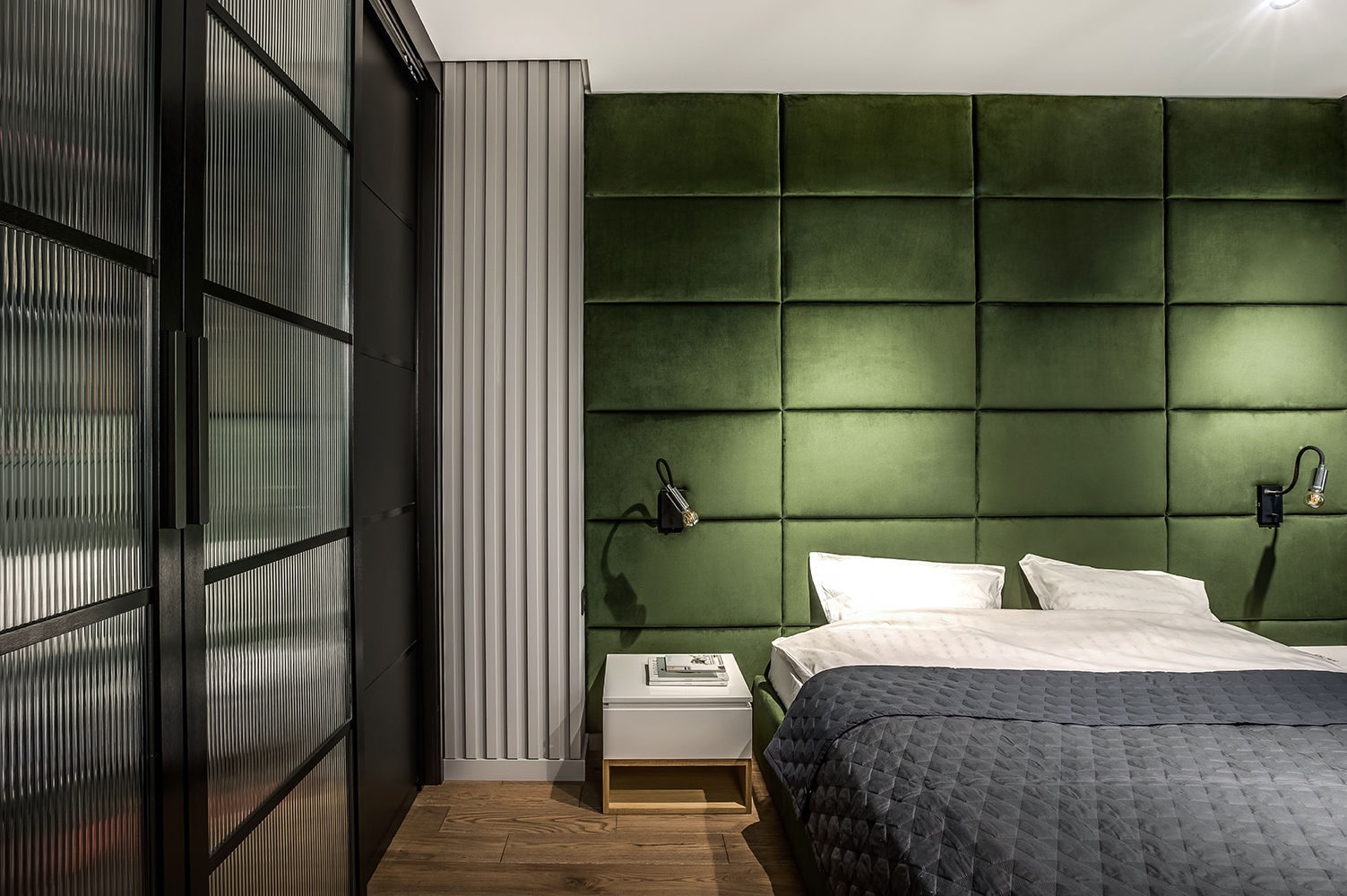 Modern Apartment for a Cinema Fan, Bohostudio Bohostudio Camera da letto minimalista