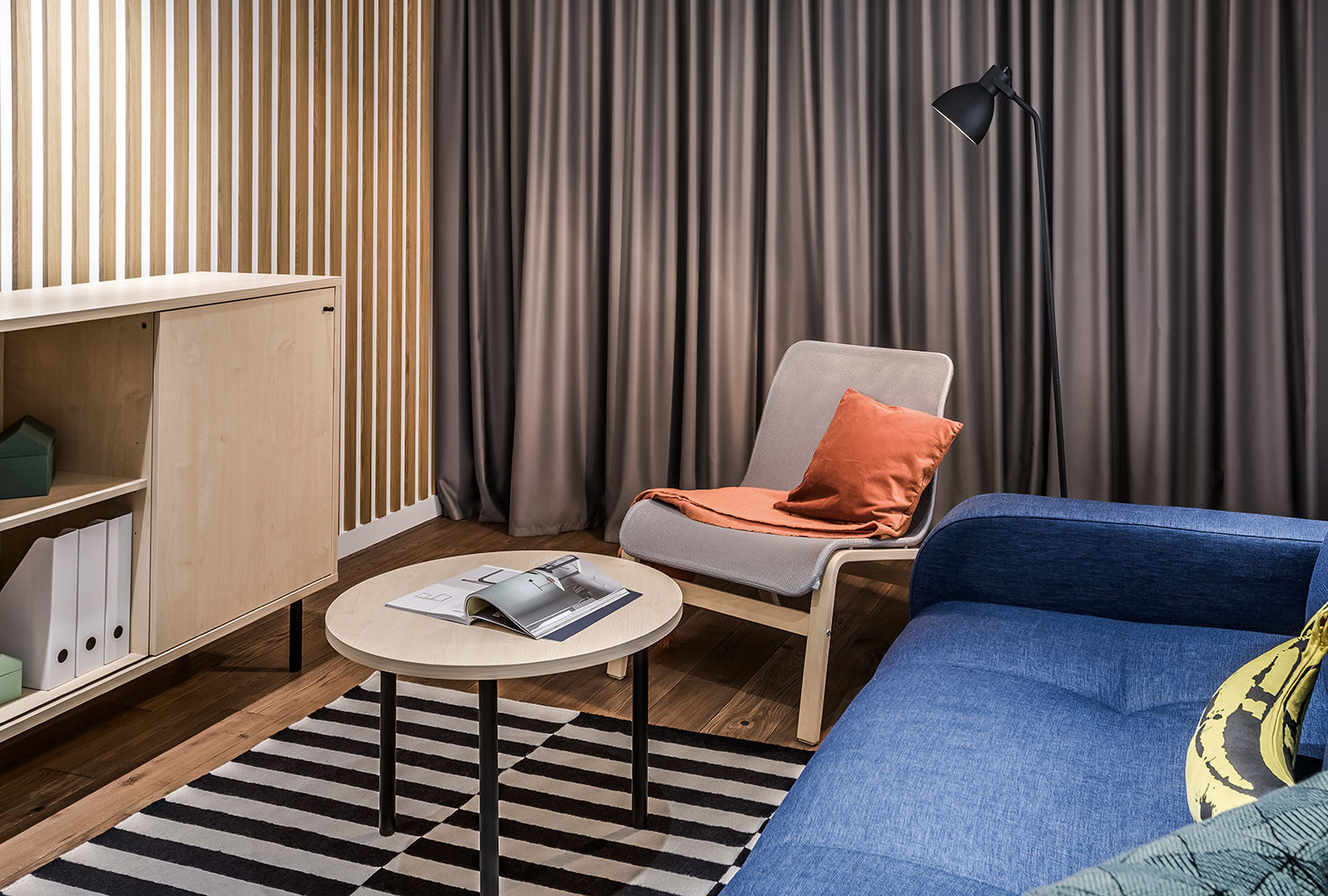 Modern Apartment for a Cinema Fan, Bohostudio Bohostudio Camera da letto minimalista