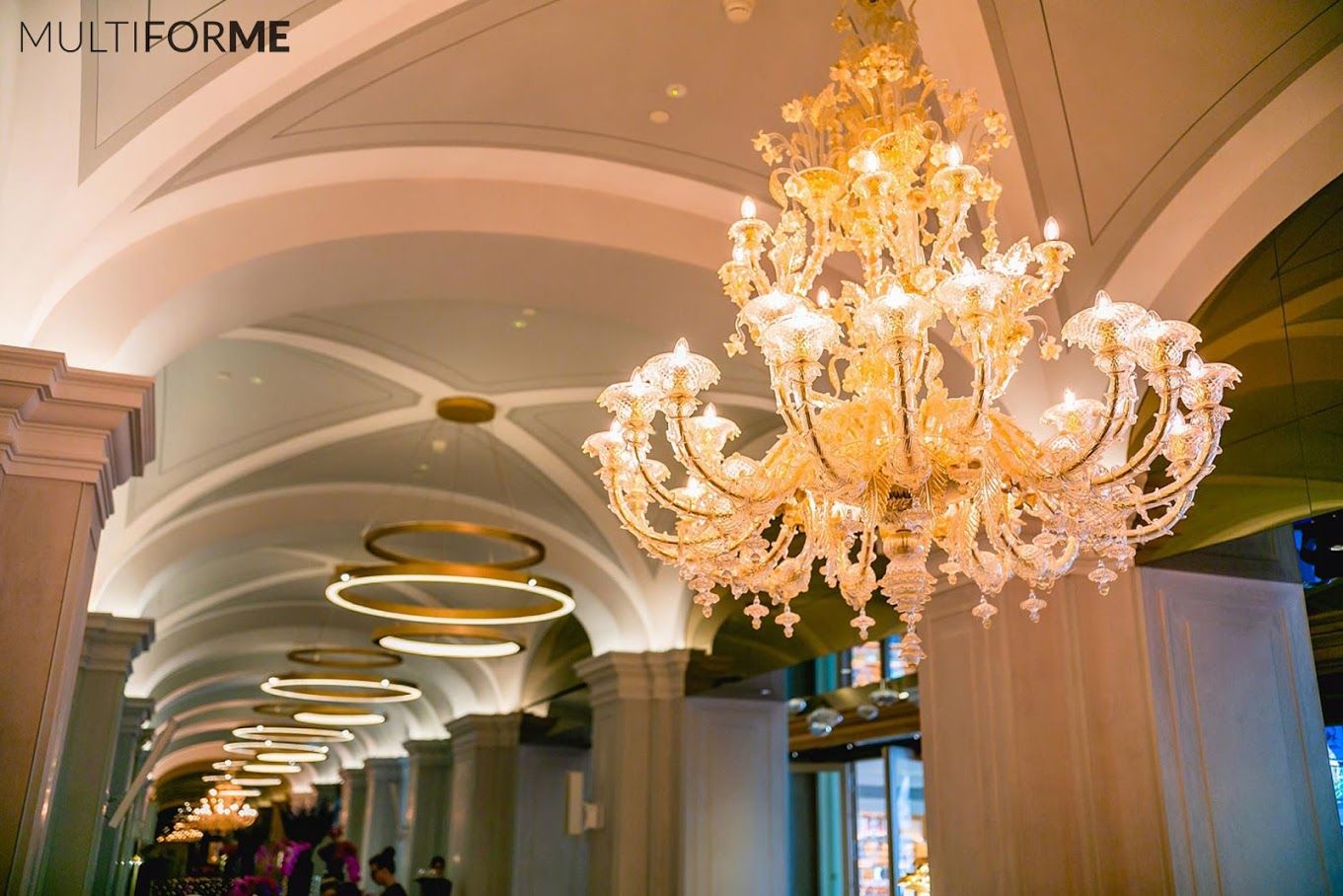 Corridor with chandeliers and vaulted ceiling MULTIFORME® lighting Ruang Komersial Hotels