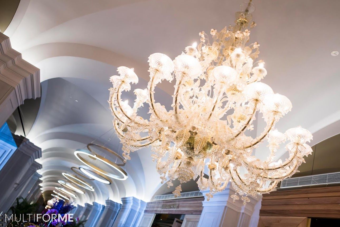 Corridor with chandeliers and vaulted ceiling MULTIFORME® lighting مساحات تجارية فنادق