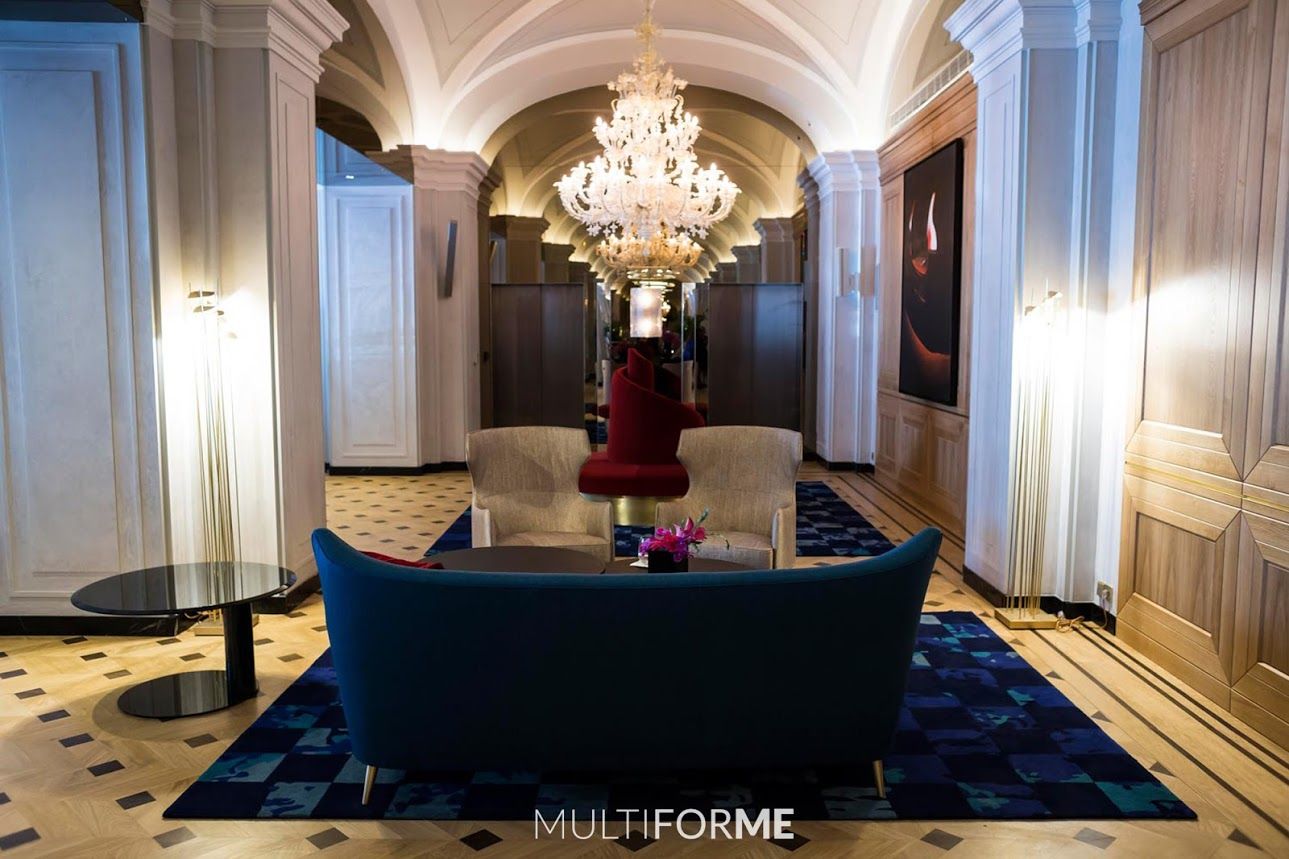 Waiting room with chandelier MULTIFORME® lighting Espacios comerciales Hoteles