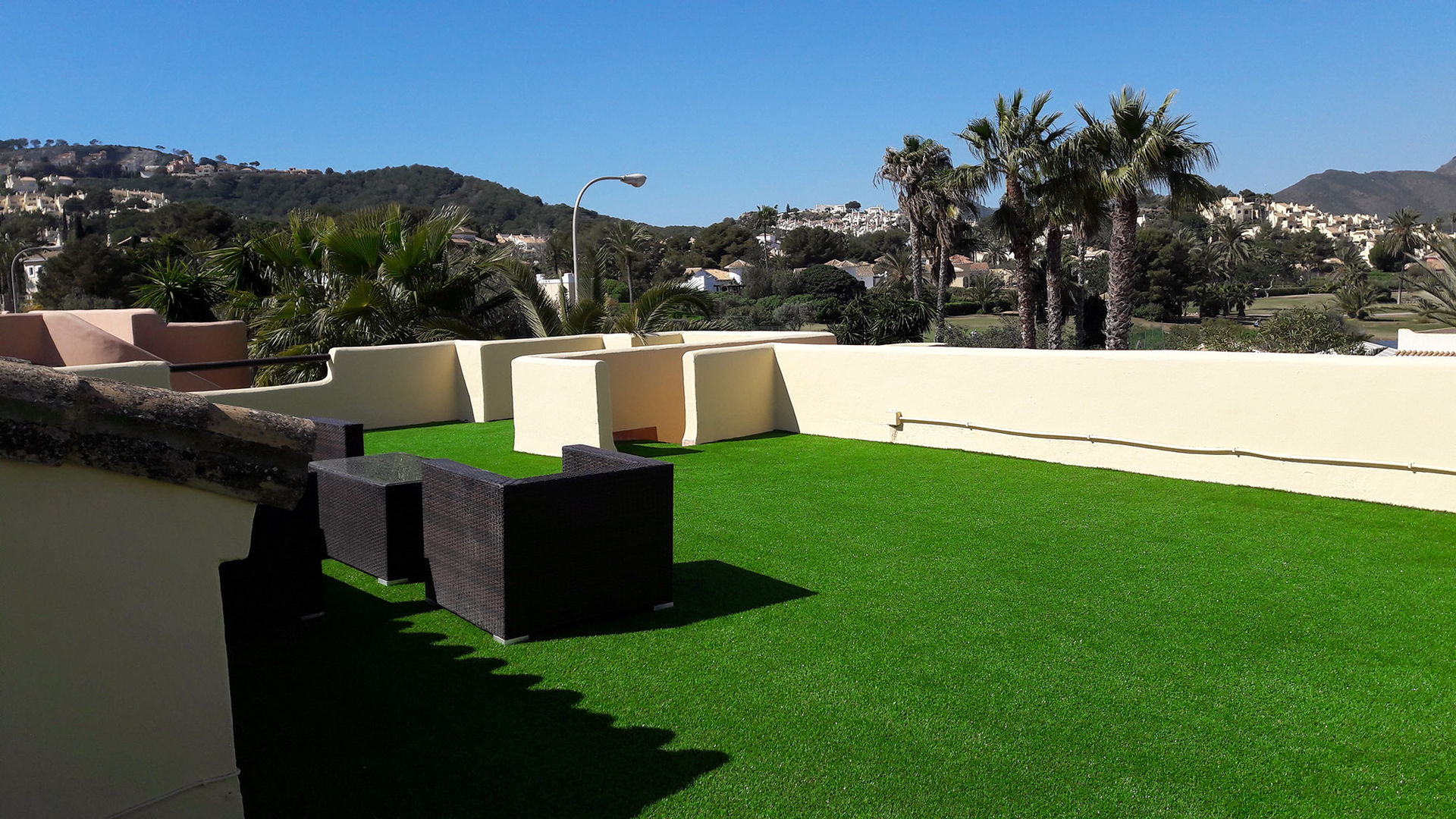 Azotea con césped artificial Albergrass césped tecnológico Balcones y terrazas de estilo minimalista