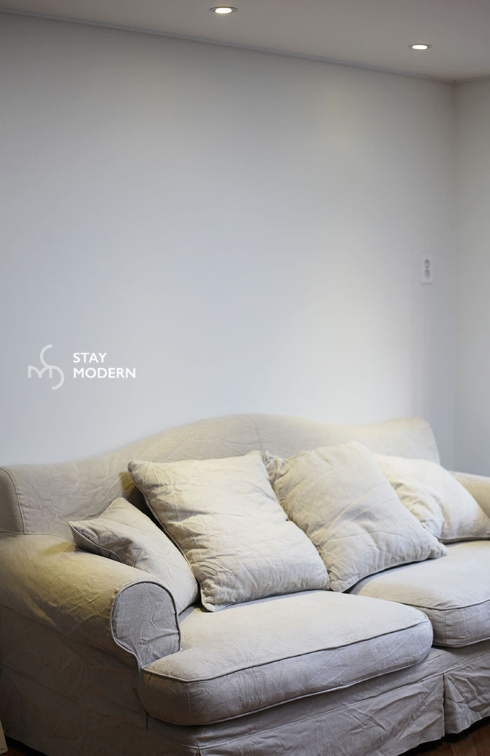 [24py] 부산 연지동 청구아파트 신혼집 인테리어, 스테이 모던 (Stay Modern) 스테이 모던 (Stay Modern) Modern living room