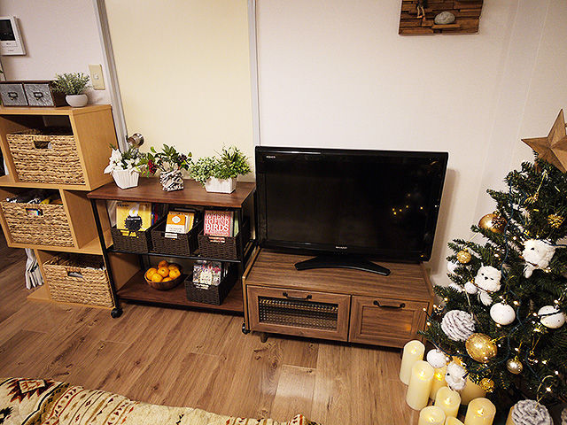 With fireplace and kotatsu - 暖炉とコタツのあるリビングルーム, 株式会社アートアーク一級建築士事務所 株式会社アートアーク一級建築士事務所 Living room لکڑی Wood effect TV stands & cabinets