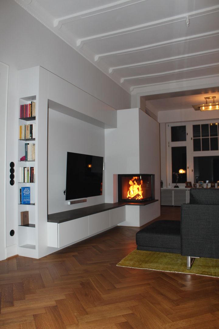 Moderner Eckkamin mit einer TV-Bank, Christoph Lüpken Ofenbau GmbH - Kamine aus Duesseldorf Christoph Lüpken Ofenbau GmbH - Kamine aus Duesseldorf Modern living room