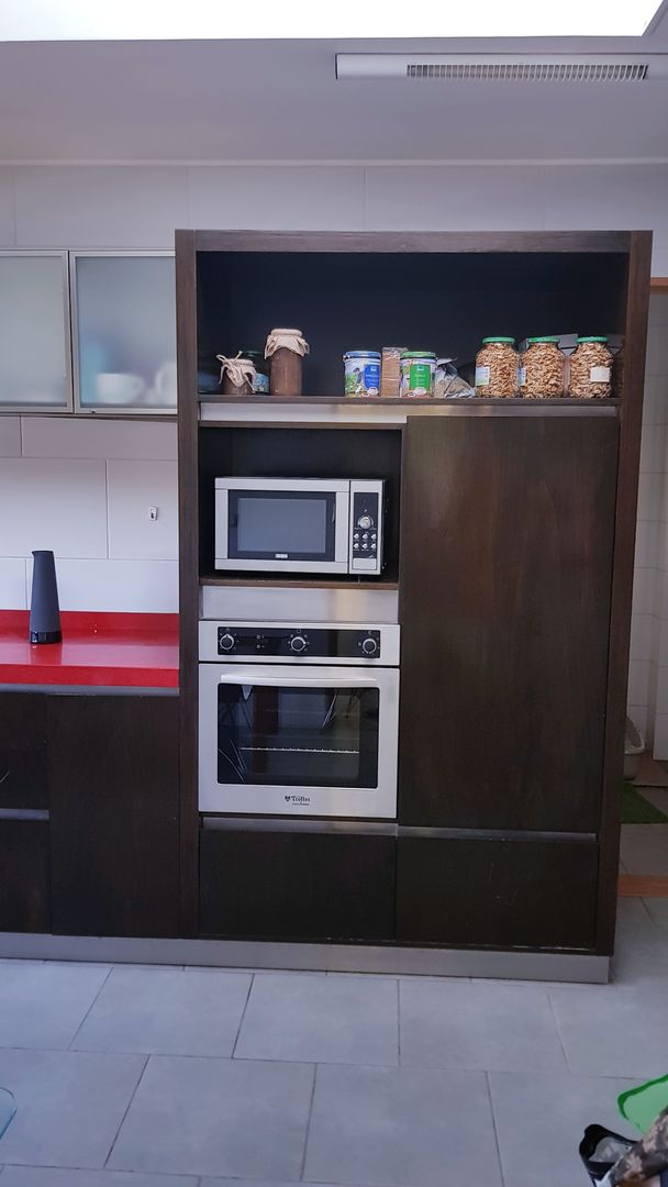 Cocina Roja por SIMPLEMENTE AMBIENTE, SIMPLEMENTE AMBIENTE mobiliarios hogar y oficinas santiago SIMPLEMENTE AMBIENTE mobiliarios hogar y oficinas santiago مطبخ الألومنيوم / الزنك Storage