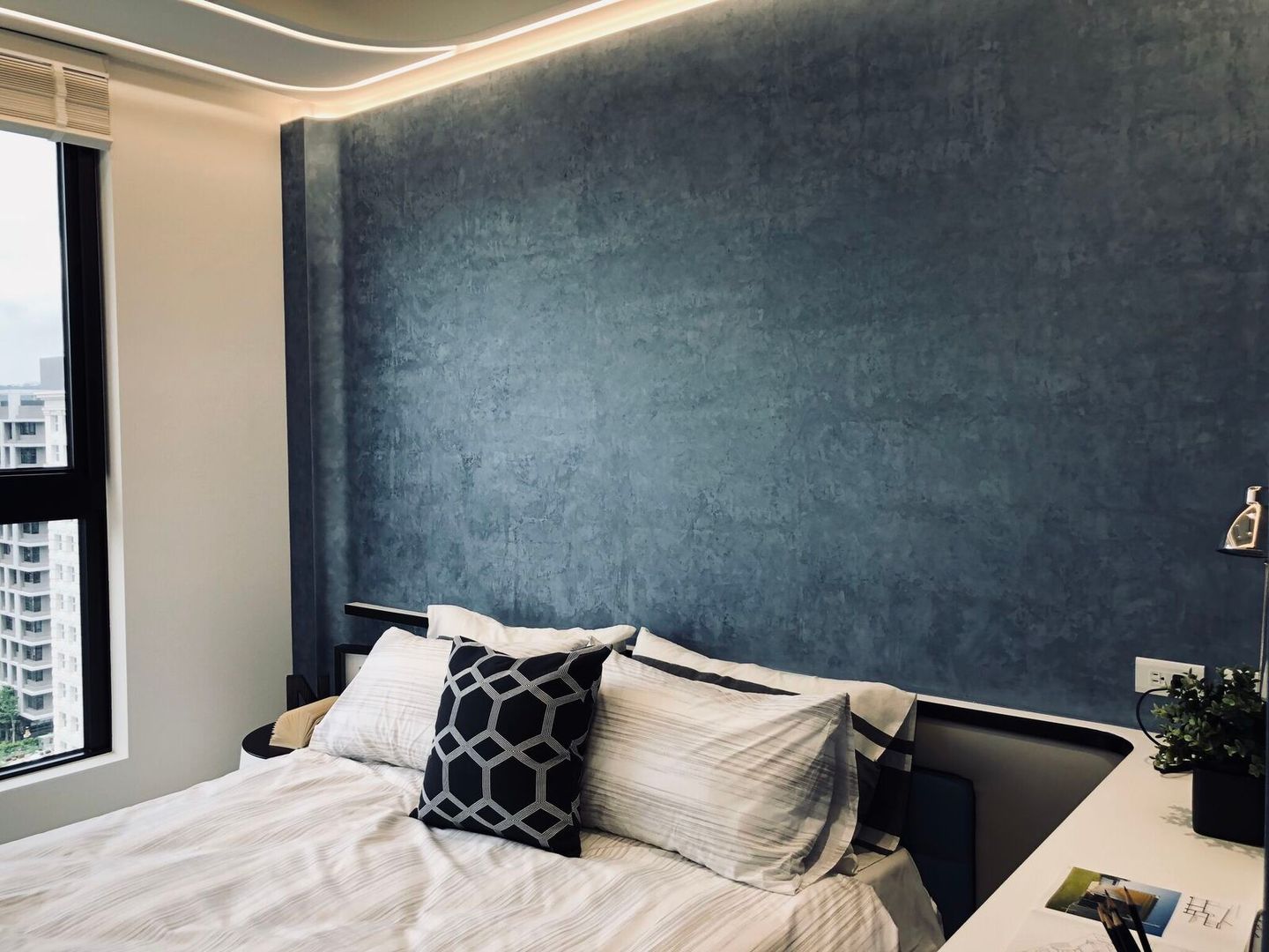 次臥同樣使用深藍色的床頭牆與圓弧修邊的天花板 On Designlab.ltd Small bedroom