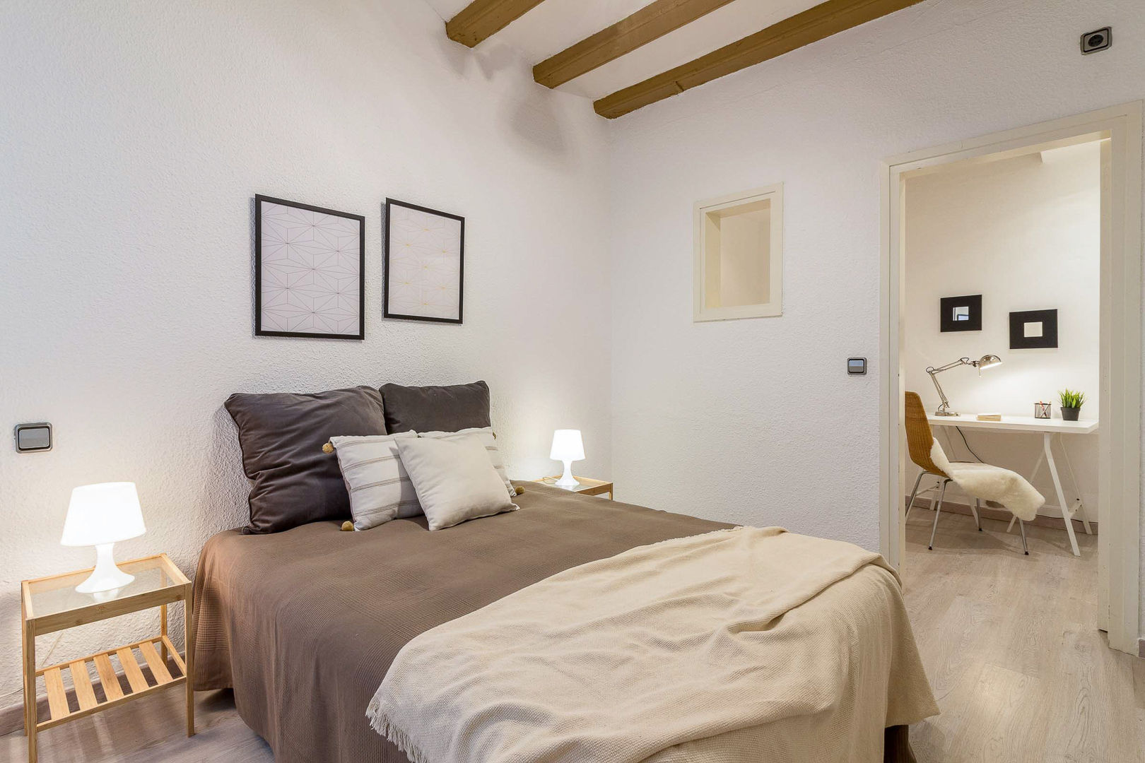 Dormitorio después Impuls Home Staging en Barcelona Dormitorios de estilo mediterráneo venta piso, inmobiliaria, immobiliari, inversión, inversió, homestaging, home staging, muebles de carton, gratis, dormitorio, estudio, teletrabajo