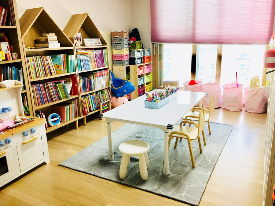 아이방을 위한 스노우책상 , 토끼네집 토끼네집 Quarto infantil moderno Escrivaninha e cadeiras