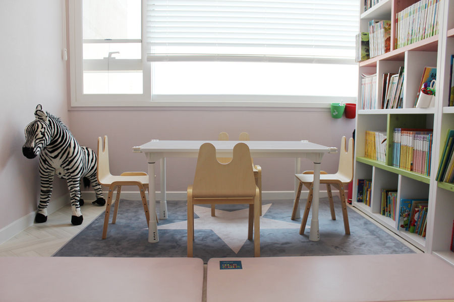 아이방을 위한 스노우책상 , 토끼네집 토끼네집 Quarto infantil moderno Escrivaninha e cadeiras