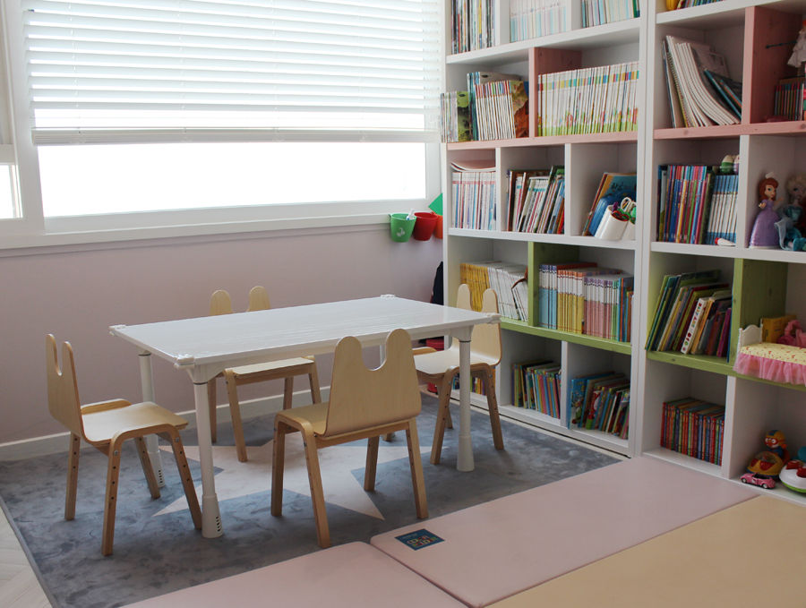 아이방을 위한 스노우책상 , 토끼네집 토끼네집 Dormitorios infantiles modernos Escritorios y sillas