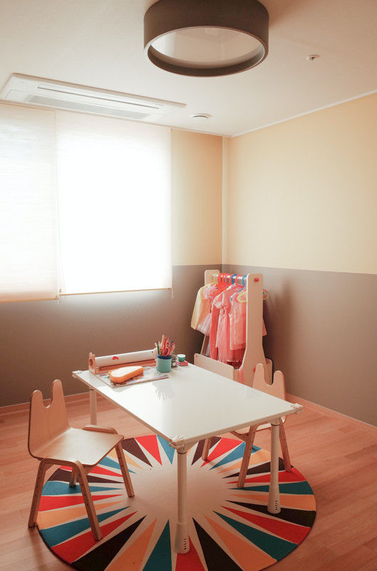 아이방을 위한 스노우책상 , 토끼네집 토끼네집 Quarto infantil moderno Escrivaninha e cadeiras