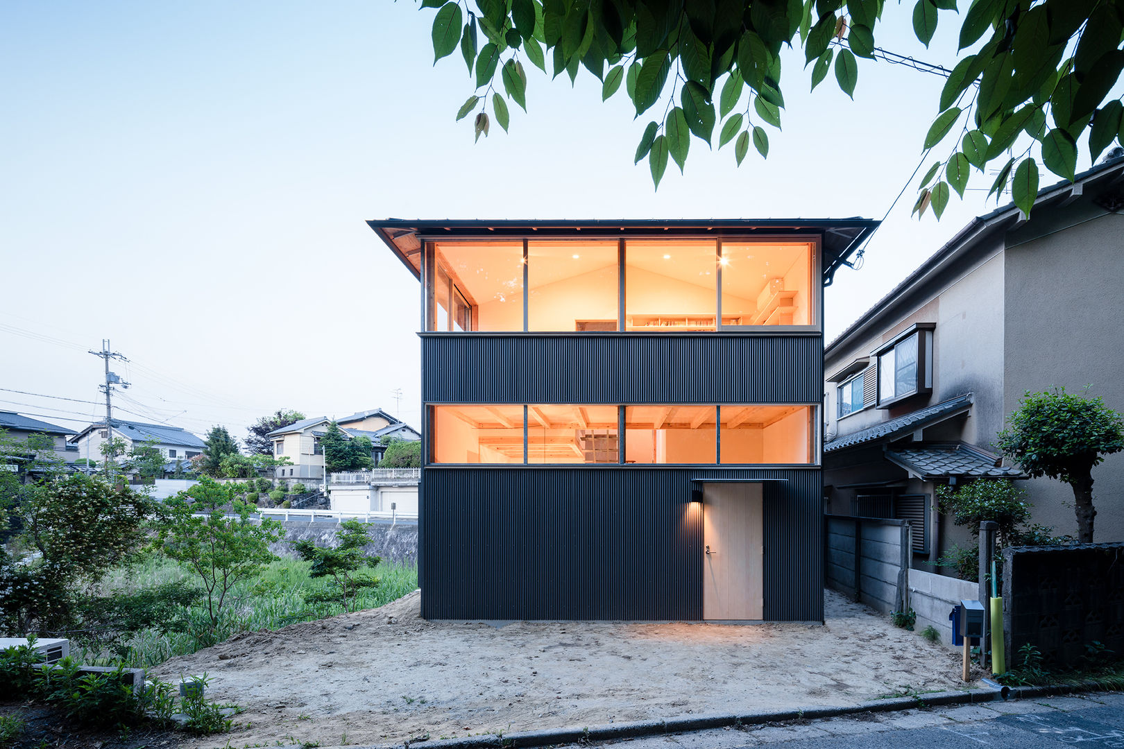 蛙股池の家, 小松一平建築設計事務所 小松一平建築設計事務所 Modern houses Glass