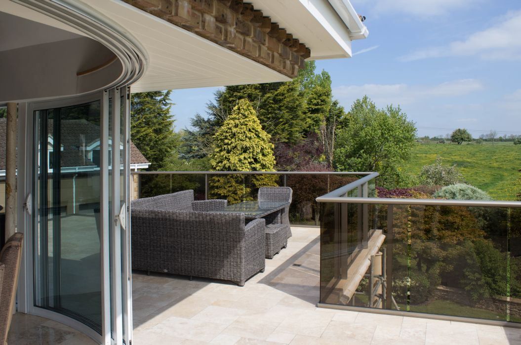 homify Balcone, Veranda & Terrazza in stile moderno Vetro