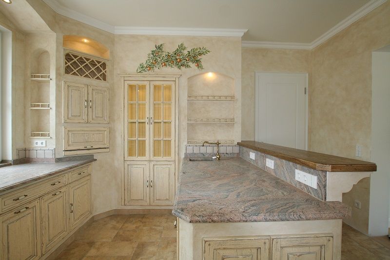 Mediterrane Landhausküche Nizza Creme Antikfinish, grau patiniert, Villa Medici - Landhauskuechen aus Aschheim Villa Medici - Landhauskuechen aus Aschheim Built-in kitchens Wood Wood effect