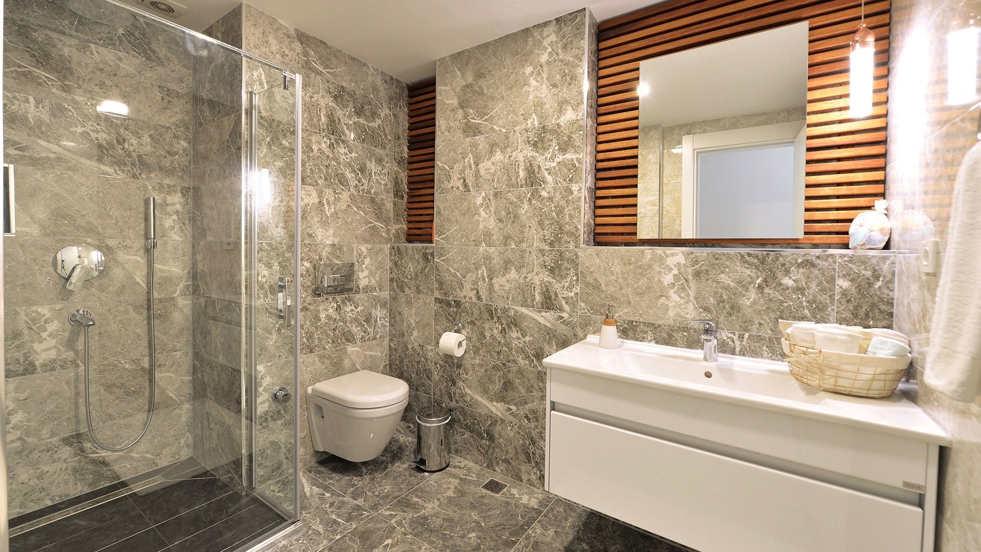 homify Modern bathroom