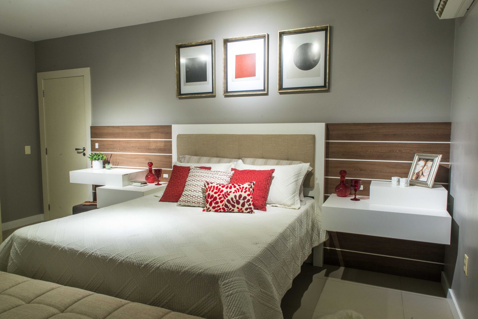 Suíte elegante, Revisite Revisite Modern style bedroom Concrete
