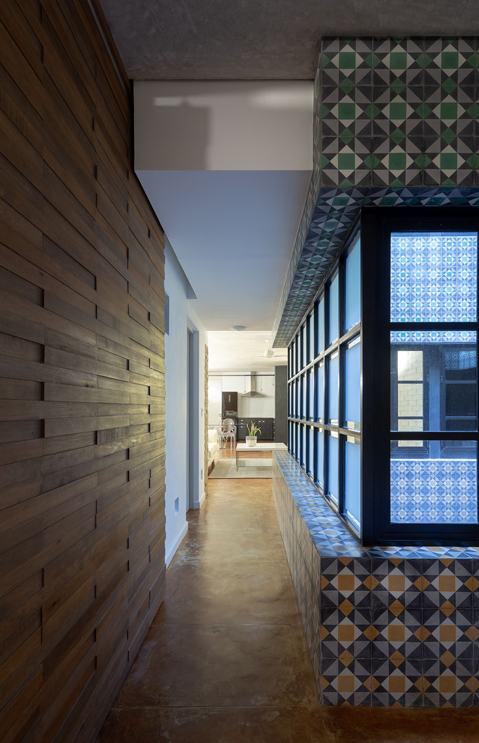 pasillo de recámara a estancia Daniel Cota Arquitectura | Despacho de arquitectos | Cancún Pasillos, vestíbulos y escaleras minimalistas Madera Acabado en madera