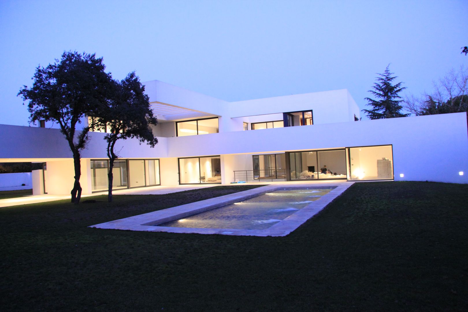Construir vivienda unifamiliar en Madrid, arquitectura Otto Medem Arquitecto vanguardista en Madrid Piscinas de estilo minimalista